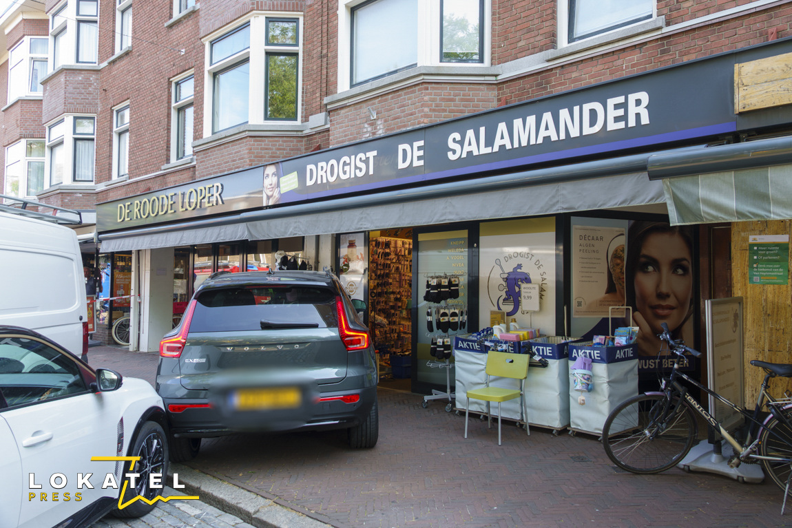 Auto rijdt tegen gevel van drogisterij in Haagse Hout