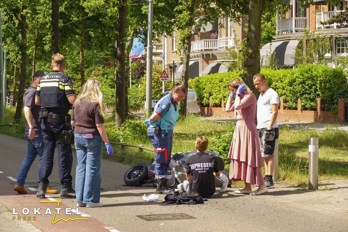 Scooterbestuurder gewond na botsing met auto in Scheveningen