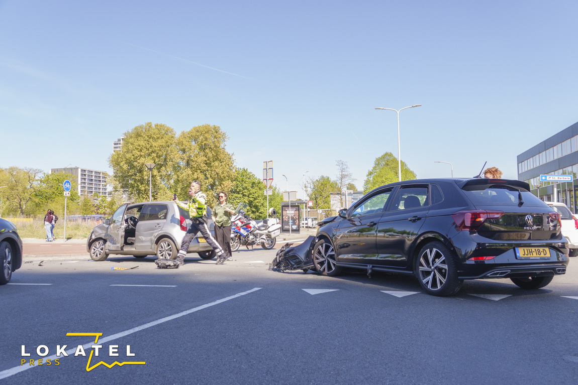 Twee auto’s beschadigd bij botsing Binckhorstlaan in Laak