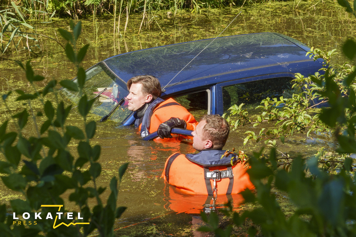 Omstanders redden vrouw uit te water in Westland