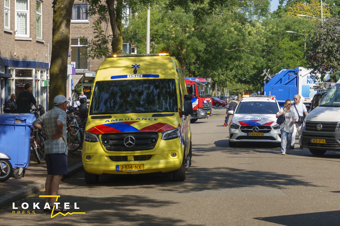 Auto rijdt tegen gevel van drogisterij in Haagse Hout