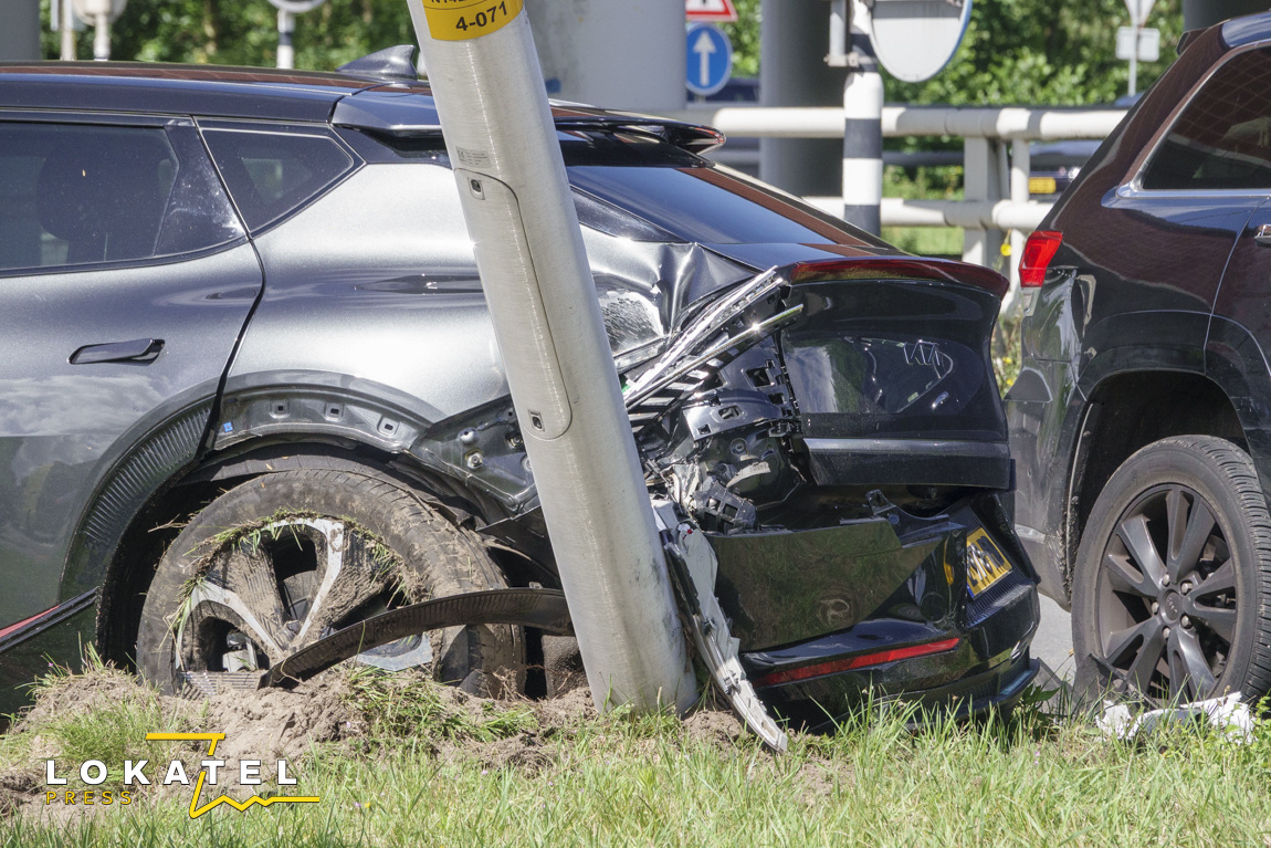 Drie auto’s zwaar beschadigd bij botsing in Wassenaar