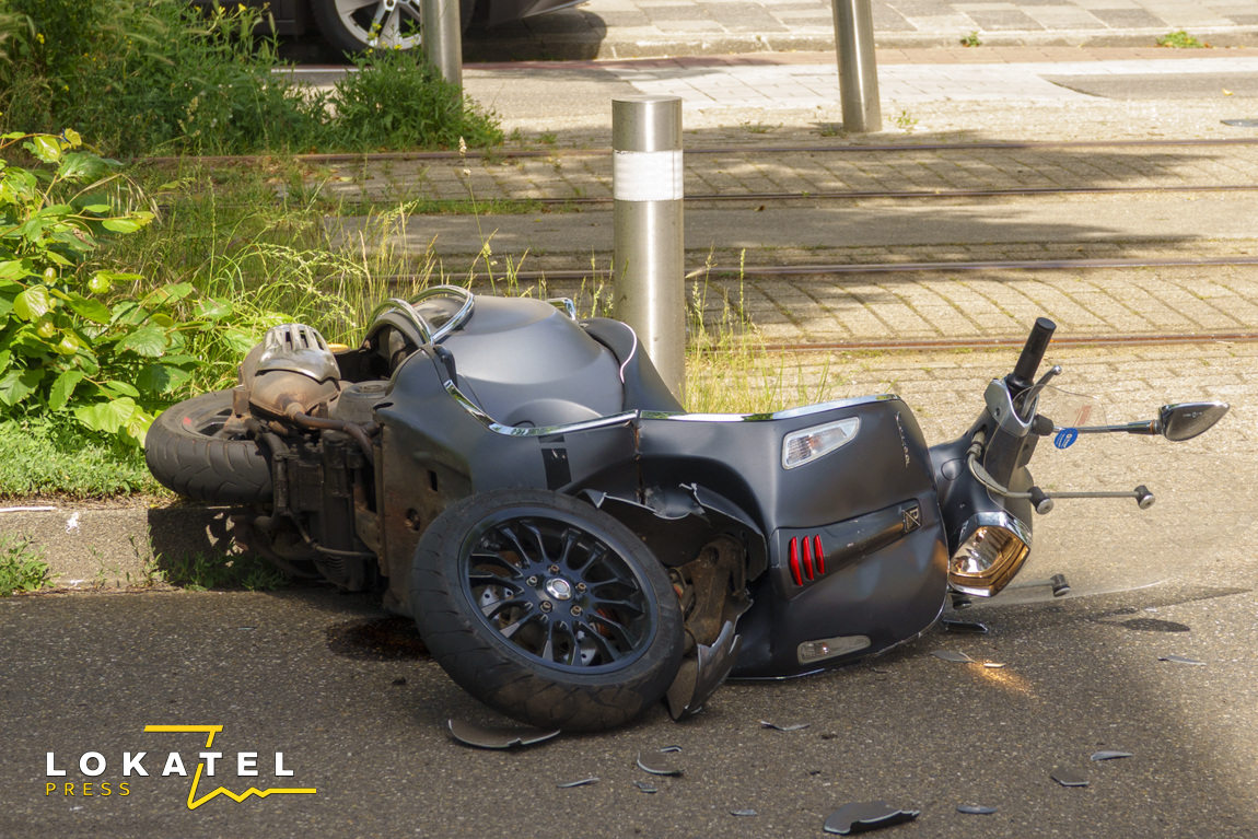 Scooterbestuurder gewond na botsing met auto in Scheveningen