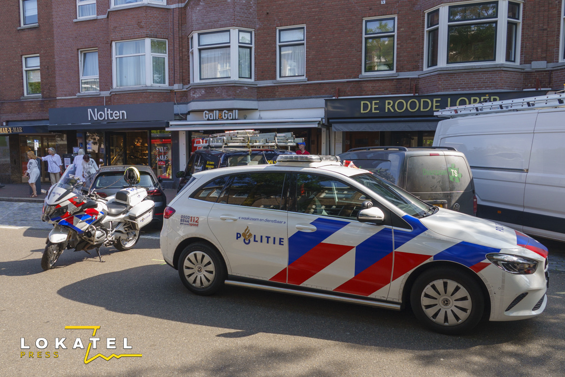 Auto rijdt tegen gevel van drogisterij in Haagse Hout