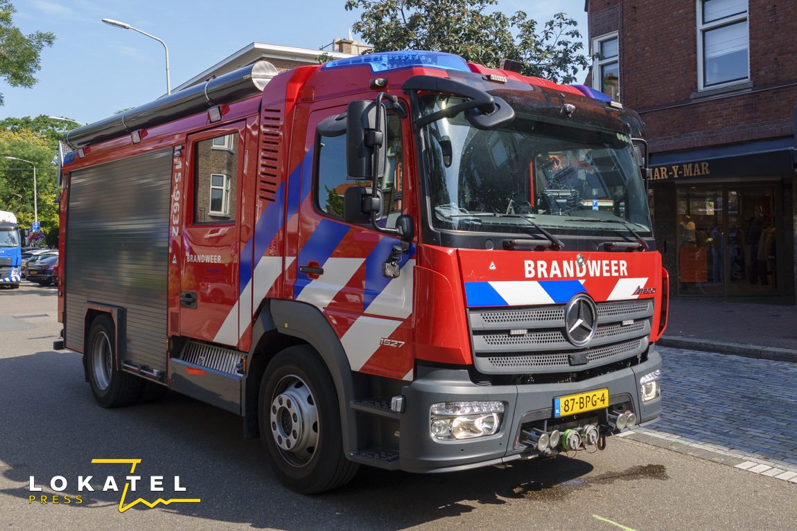 Auto rijdt tegen gevel van drogisterij in Haagse Hout