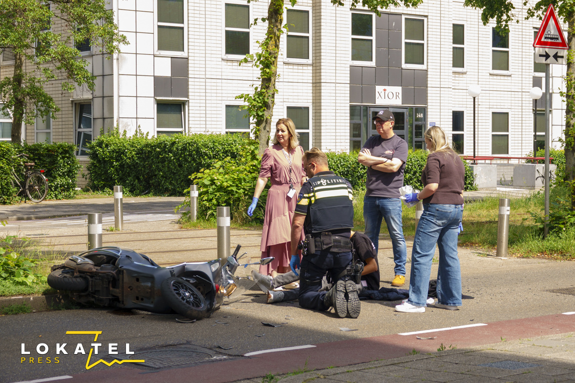 Scooterbestuurder gewond na botsing met auto in Scheveningen