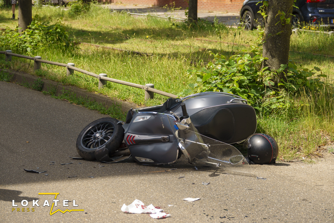 Scooterbestuurder gewond na botsing met auto in Scheveningen