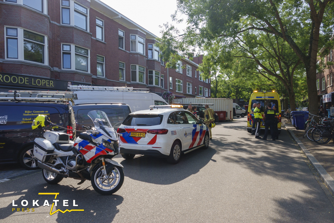 Auto rijdt tegen gevel van drogisterij in Haagse Hout