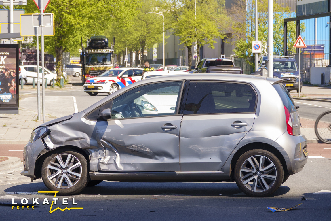 Twee auto’s beschadigd bij botsing Binckhorstlaan in Laak