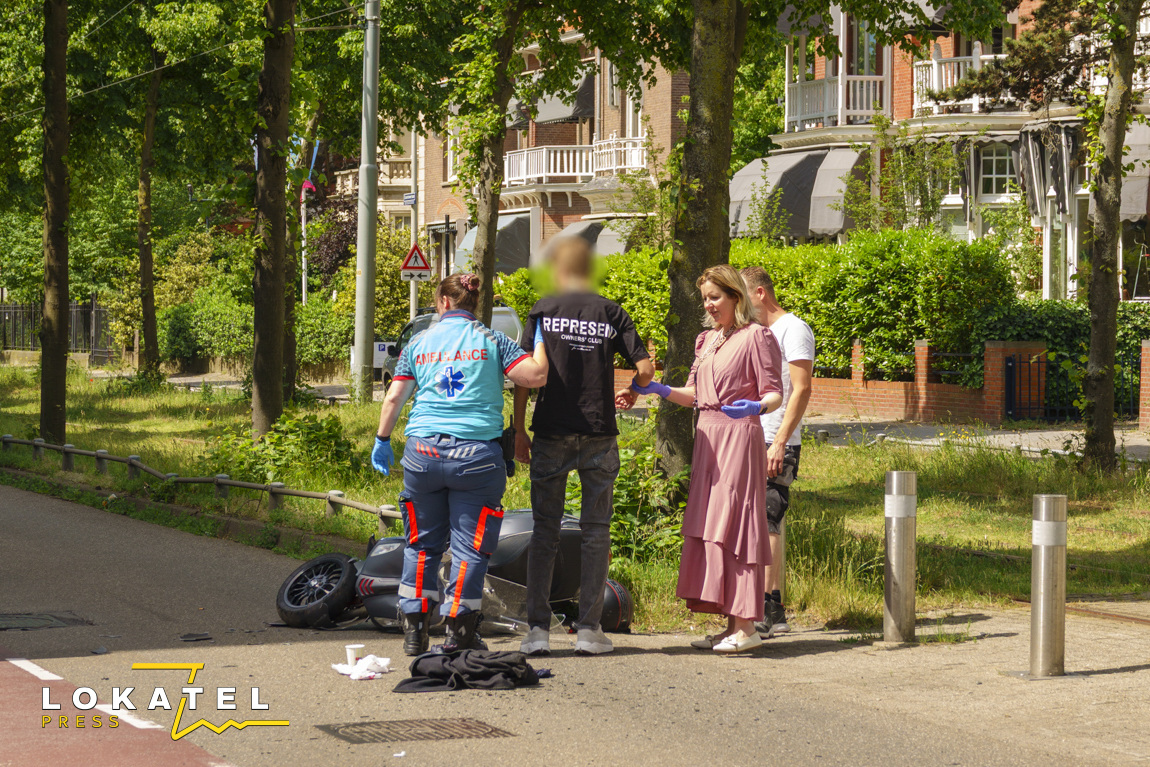 Scooterbestuurder gewond na botsing met auto in Scheveningen