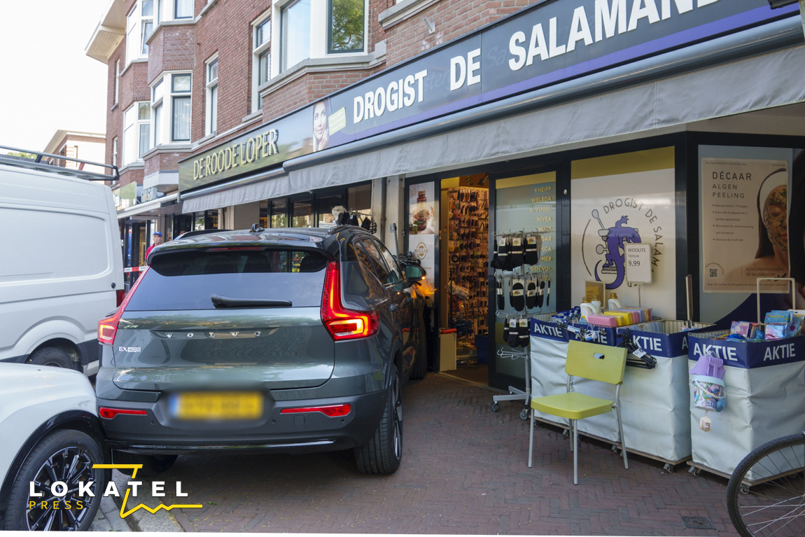 Auto rijdt tegen gevel van drogisterij in Haagse Hout