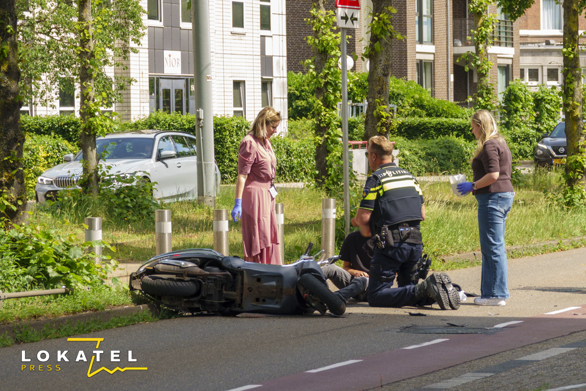 Scooterbestuurder gewond na botsing met auto in Scheveningen