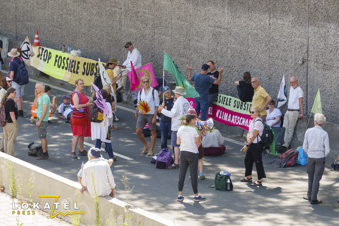 XR-demonstranten blokkeren Utrechtsebaan in Den Haag