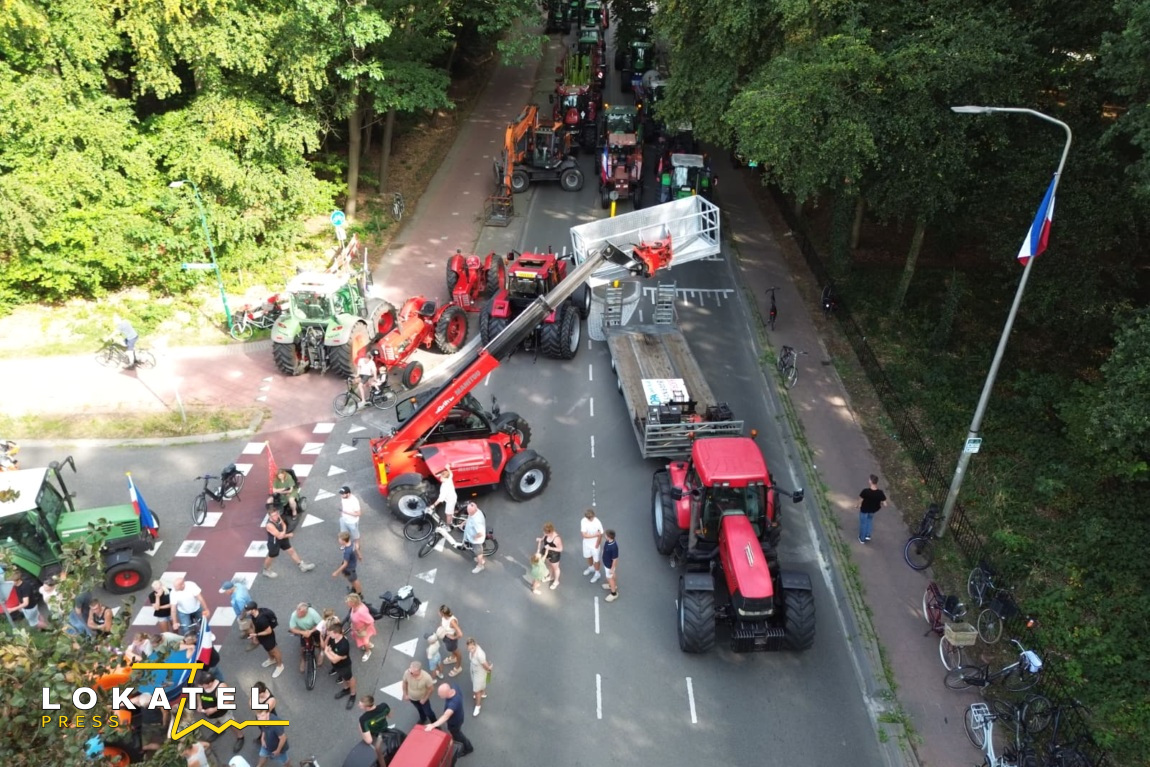 Boeren blokkeren rotonde tijdens protest in Woudenberg