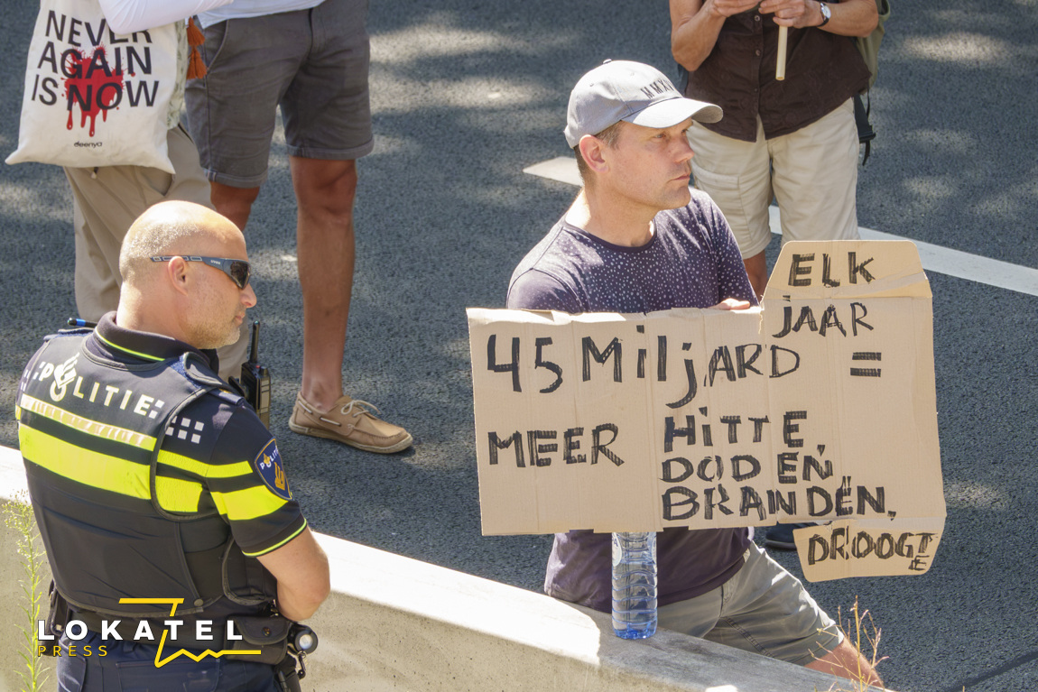 XR-demonstranten blokkeren Utrechtsebaan in Den Haag