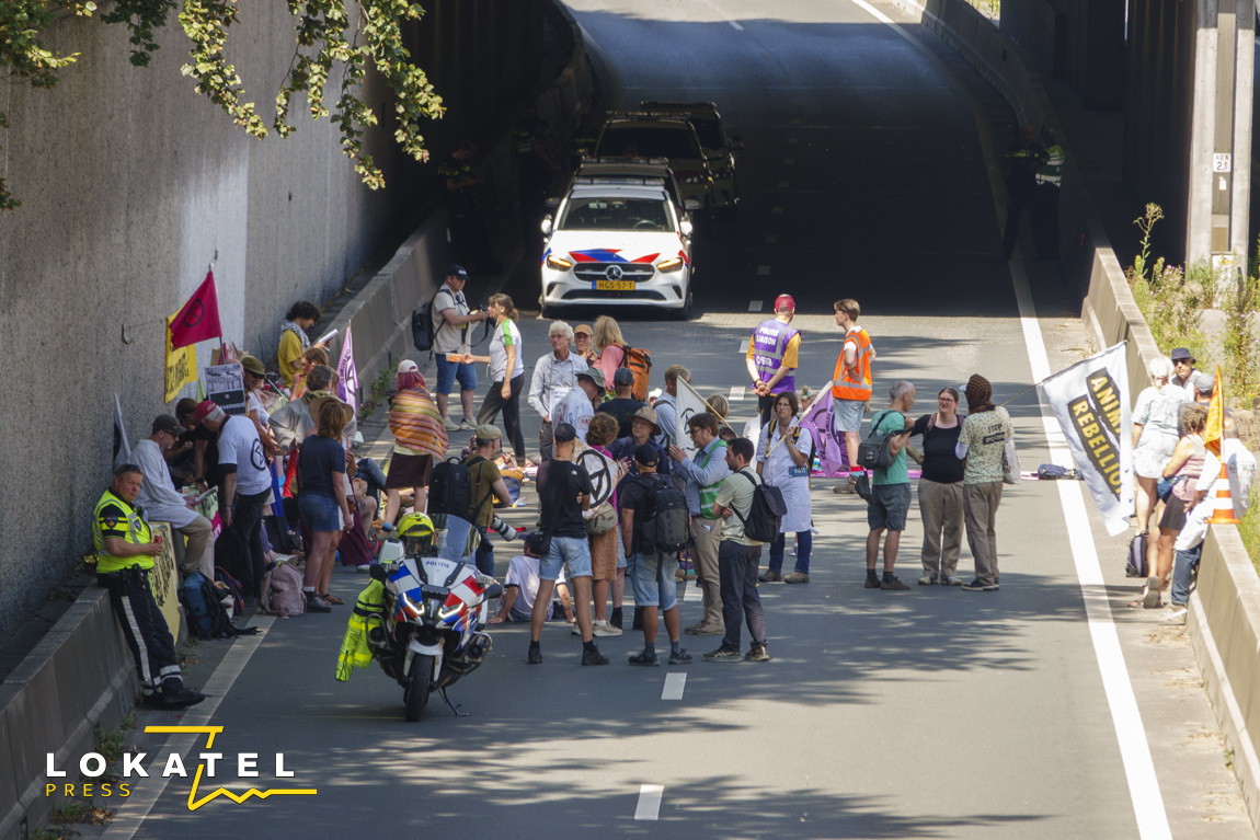 XR-demonstranten blokkeren Utrechtsebaan in Den Haag