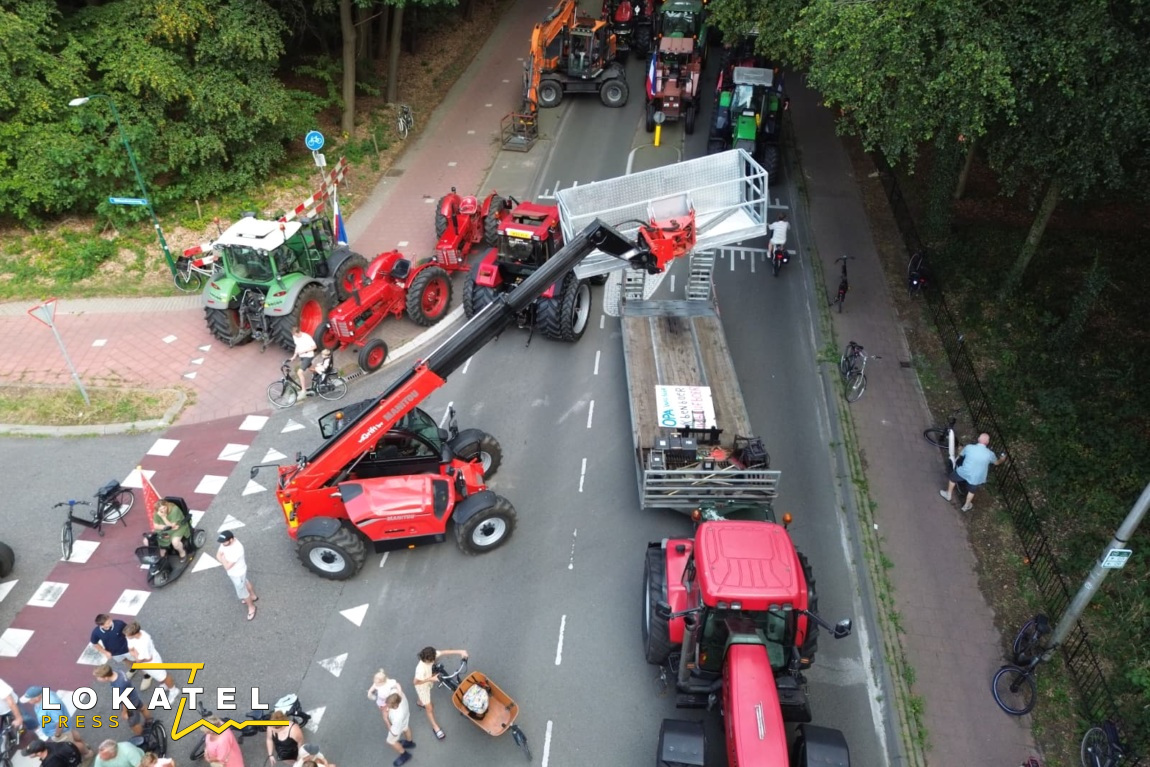 Boeren blokkeren rotonde tijdens protest in Woudenberg