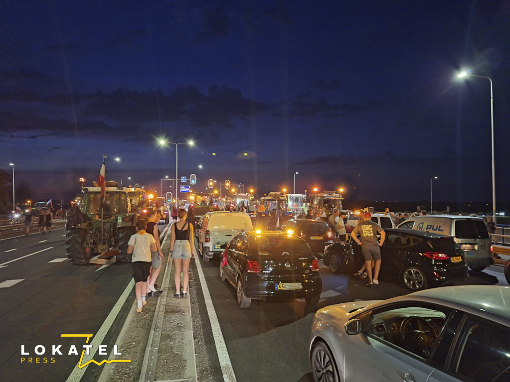 Boerenactie met trekkers zorgt voor verkeershinder rond A28 in Nijkerk