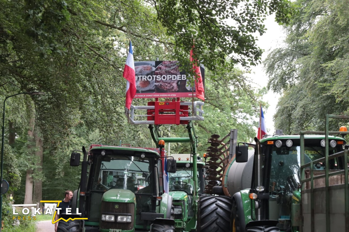 Boeren blokkeren rotonde tijdens protest in Woudenberg