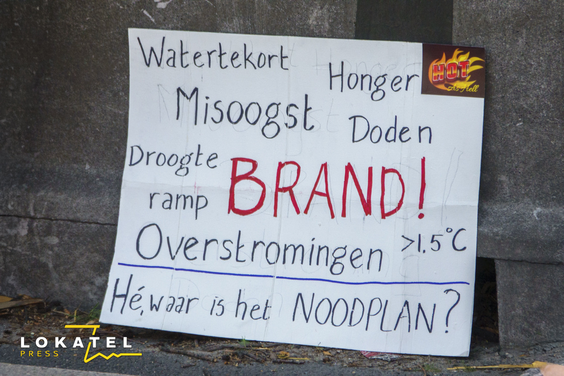 XR-demonstranten blokkeren Utrechtsebaan in Den Haag