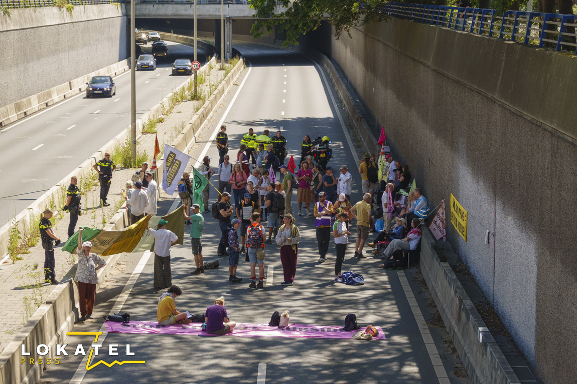 XR-demonstranten blokkeren Utrechtsebaan in Den Haag