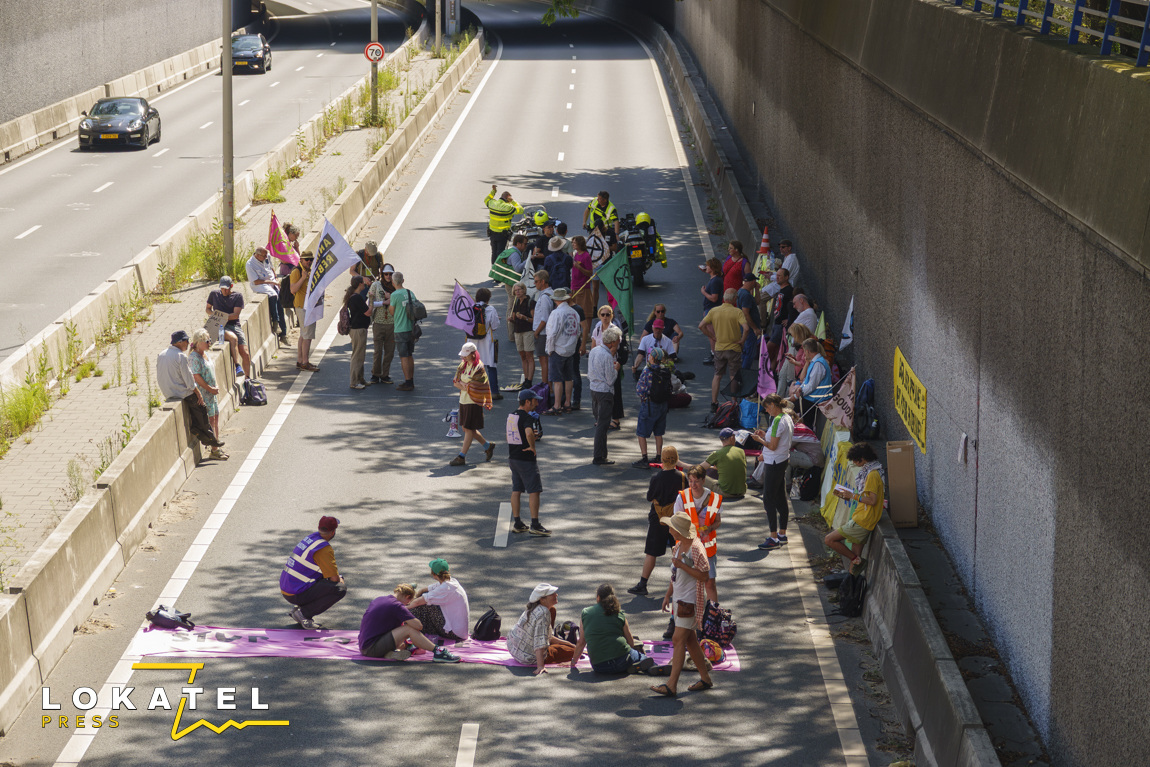 XR-demonstranten blokkeren Utrechtsebaan in Den Haag