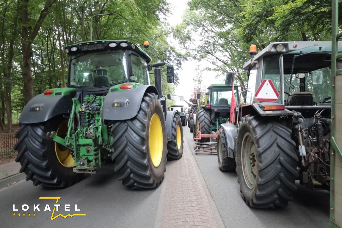 Boeren blokkeren rotonde tijdens protest in Woudenberg
