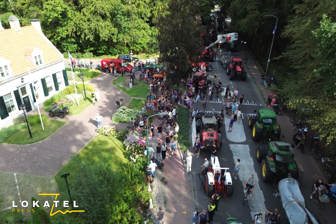 Boeren blokkeren rotonde tijdens protest in Woudenberg