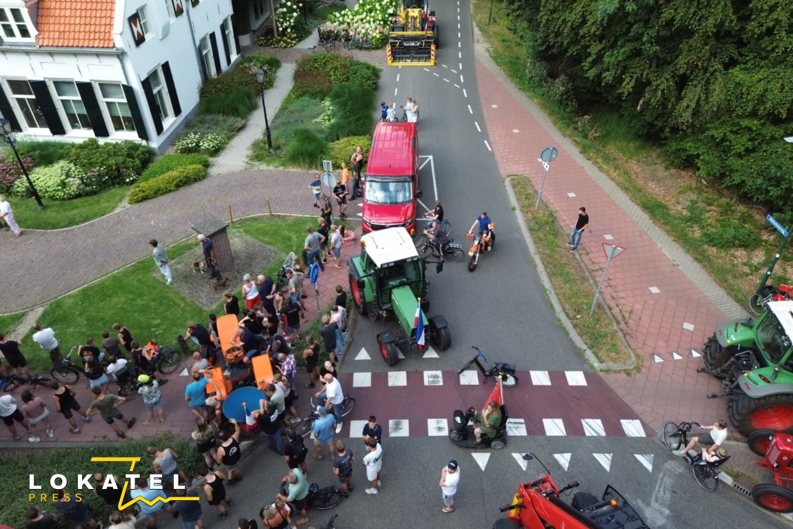 Boeren blokkeren rotonde tijdens protest in Woudenberg