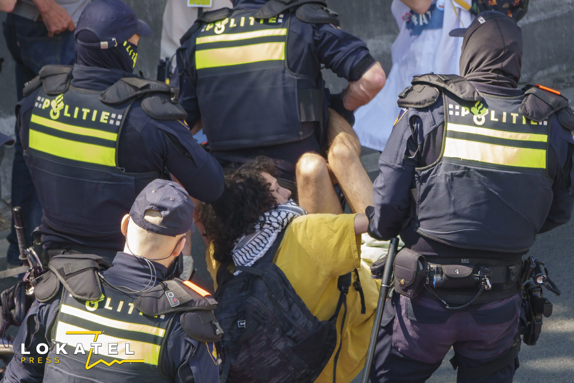 XR-demonstranten blokkeren Utrechtsebaan in Den Haag