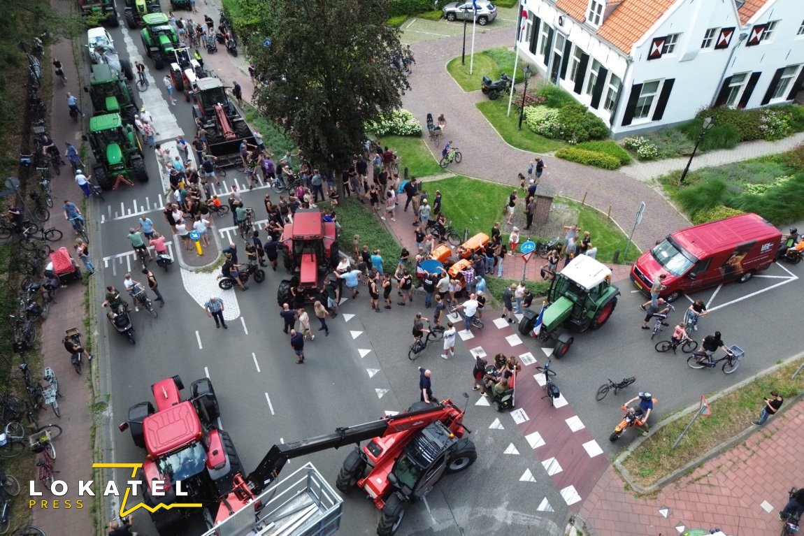 Boeren blokkeren rotonde tijdens protest in Woudenberg