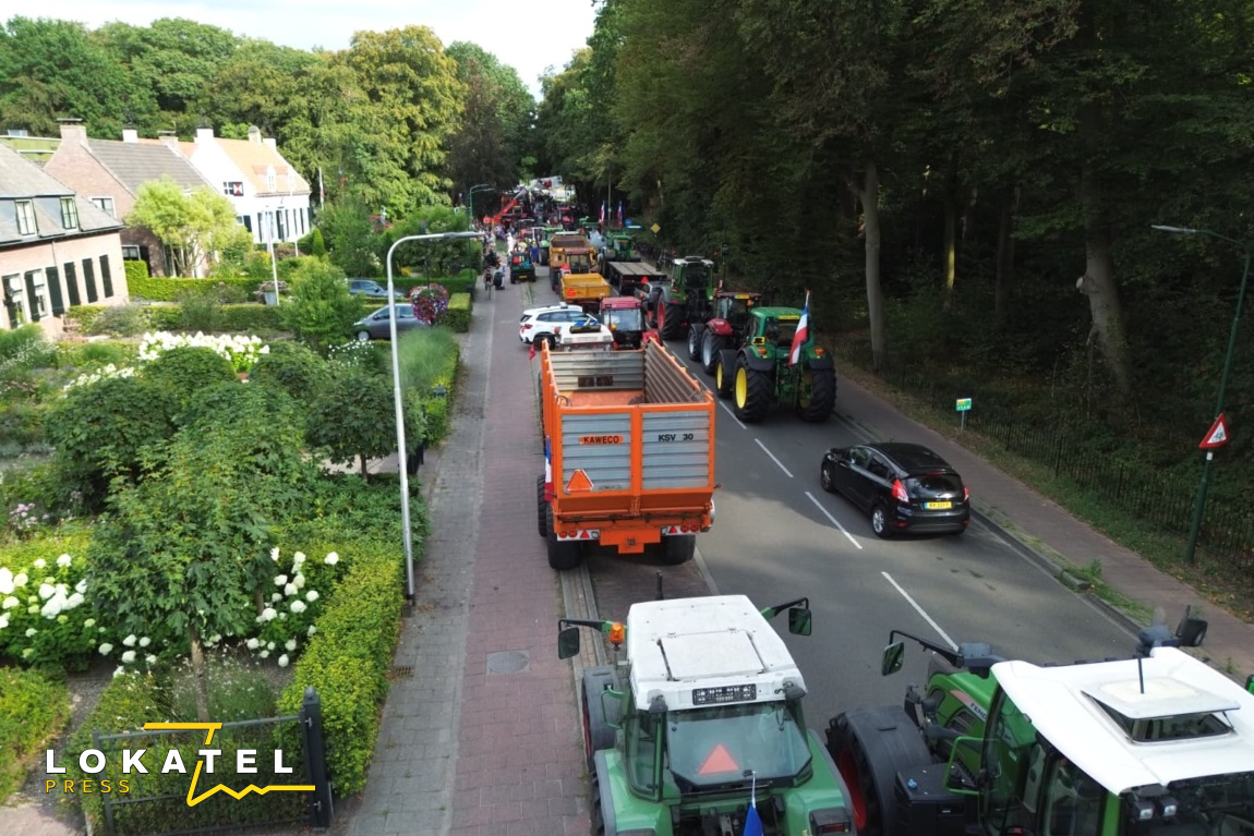Boeren blokkeren rotonde tijdens protest in Woudenberg