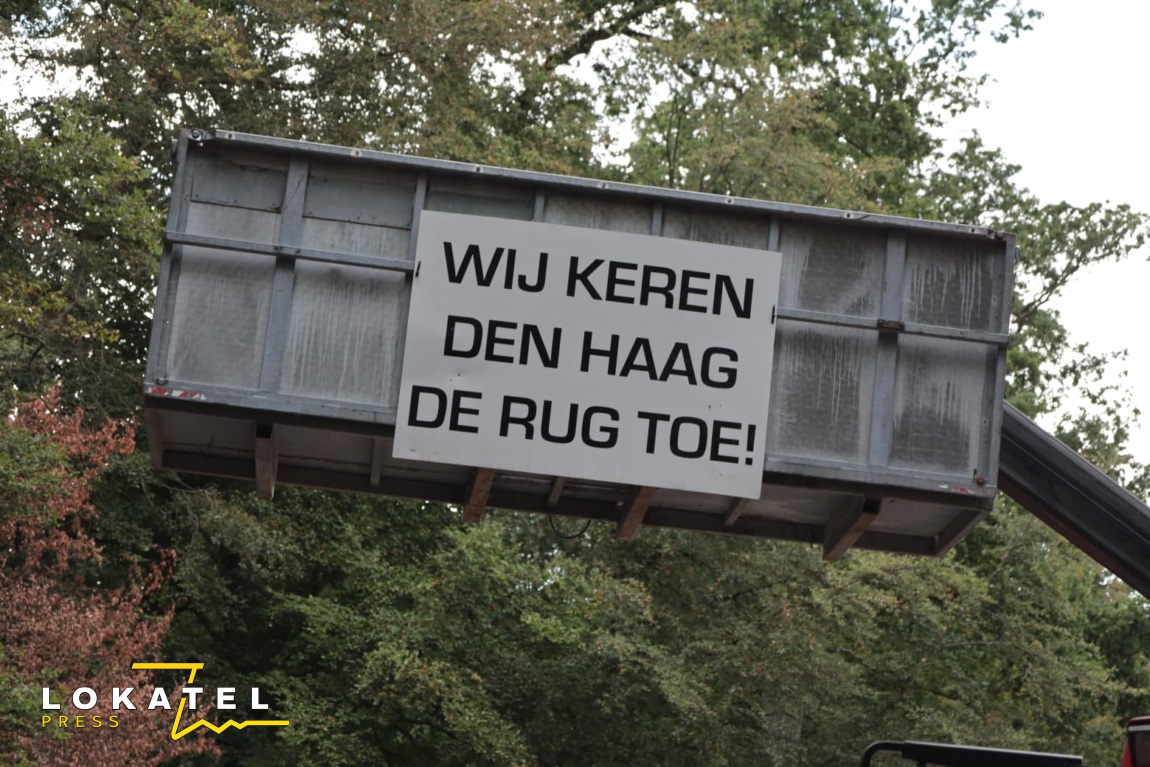 Boeren blokkeren rotonde tijdens protest in Woudenberg