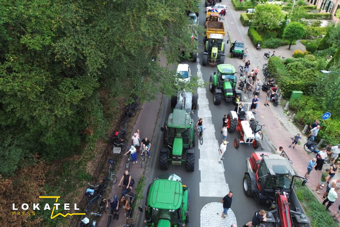 Boeren blokkeren rotonde tijdens protest in Woudenberg