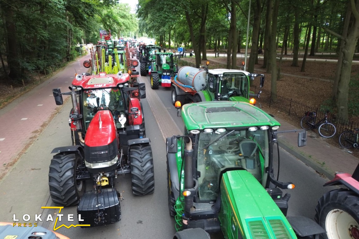 Boeren blokkeren rotonde tijdens protest in Woudenberg