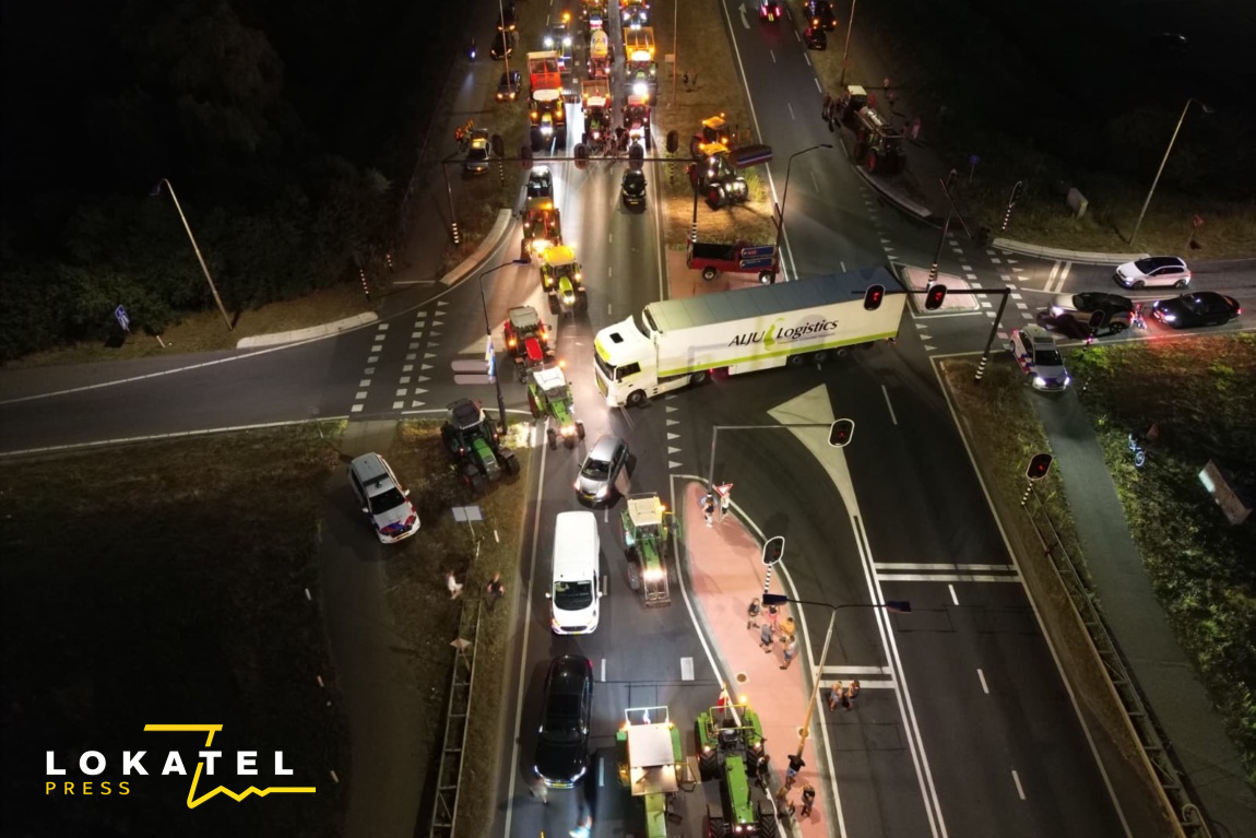 Boerenactie met trekkers zorgt voor verkeershinder rond A28 in Nijkerk