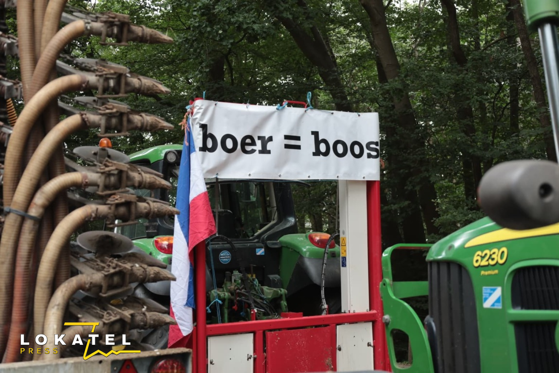 Boeren blokkeren rotonde tijdens protest in Woudenberg