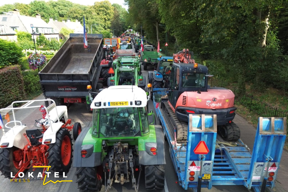 Boeren blokkeren rotonde tijdens protest in Woudenberg
