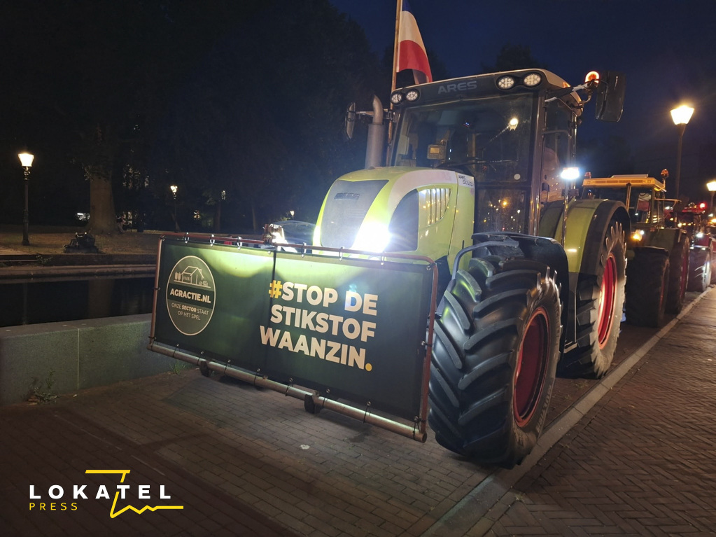Tientallen boeren trekken met trekkers door Amersfoort
